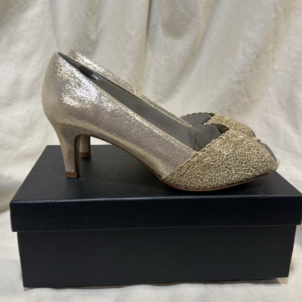 Adrianna Papell Women's, Gold Satin and Lace, Peep toe, Pump, Jude, wide, new